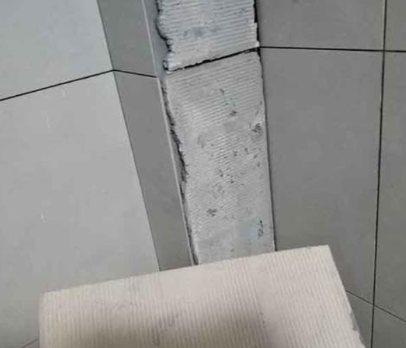汉川瓷砖空鼓维修公司分享下厨房瓷砖脱落的补救措施。